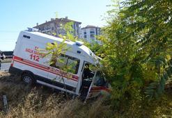 Kazada yaralanan anne ve oğlunu taşıyan ambulans, otomobille çarpıştı