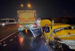 Ticari taksi iki kamyon arasında sıkıştı: 1 yaralı