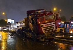 Ataşehir'de ıslak yolda kayan hafriyat kamyonu yan yola girdi