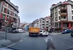 Eyüpsultan'da otomobil 'U' dönüşü sırasında kamyonetle çarpıştı; kaza anı kamerada