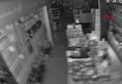 Gördes'te 6.1'lik depremde bazı yapılarda evlerde hasar oluştu; deprem anı kamerada