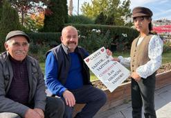 İlkokul öğrencileri, Cumhuriyet’in ilanını duyuran gazete dağıttı