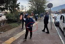 Tepki görünce geri dönüp yere attığı çöpleri topladı