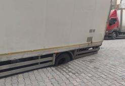 Güngören’de yol çöktü; kamyonunun tekeri çukura saplandı