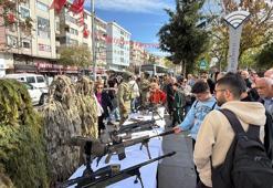 Cumhuriyet Bayramı kutlamaları kapsamında komandoların silah sergisine yoğun ilgi