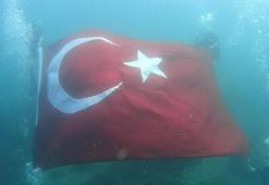 Cumhuriyet’in 102’nci yılını su altında bayrak açarak kutladılar