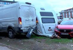 Sultangazi'de şoförünün el frenini çekmeyi unuttuğu minibüs kayarak 6 araca çarptı