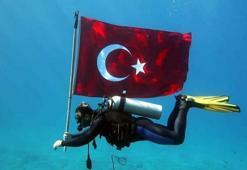 Fethiye’de su altında Cumhuriyet kutlaması