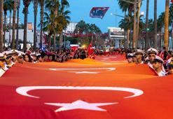 Mersin'de 102 metre uzunluğunda Türk bayrağıyla yürüyüş yapıldı