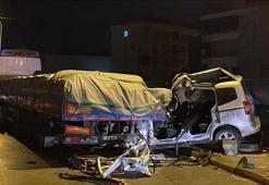 Sultanbeyli’de polisin 'dur' ihtarına uymayan sürücü, TIR'a çarptı: 1 ölü, 2 yaralı