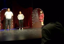 'Patisever' tiyatrocular, sokak hayvanlarının tedavisi için sahnede