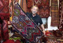 Bakır kalayı karşılığı topladığı kilim ve halılarla koleksiyon oluşturdu