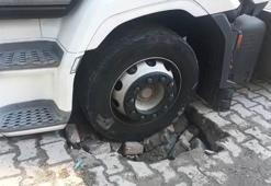 Esenyurt'ta TIR lastiği yola saplandı