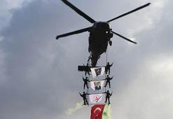 Komandolardan 29 Ekim'e özel 'üzüm salkımı' gösterisi