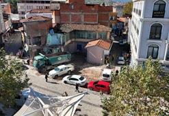 Sındırgı'da depremin ardından evlerine girmeye çekinenler, çadırlarda kalıyor