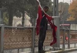 Erzincan’da yağmur altında yere düşen bayrakları topladı