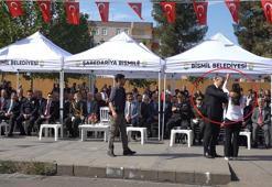 Diyarbakır’da İstiklal Marşı’nı okurken ağlayan öğrenciyi, Kaymakam teselli etti