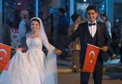 Gelinlik ve damatlıkla Cumhuriyet kutlamasına katıldılar