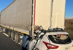 Silivri'de otomobil TIR'ın altına girdi: 1 ölü