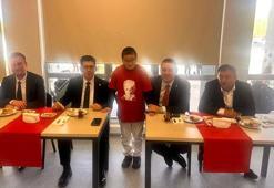 Okul başkanı Ahmet, seçim vaadini yerine getirip, milletvekilleri ile öğrencileri buluşturdu