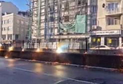 Bayrampaşa'da kamyon tramvay hattındaki korkuluklara çarptı; patlamalar meydana geldi