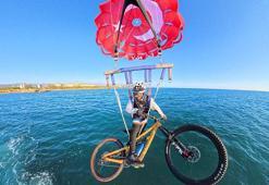 Deniz paraşütüne bağladığı bisikletiyle gökyüzünde pedal çevirdi