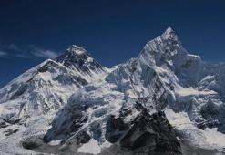 Nepal'de dağcıların kampına çığ düştü