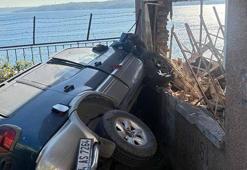 Sarıyer'de yokuştan kayan otomobil binaya çarpıp korkuluklarda asılı kaldı