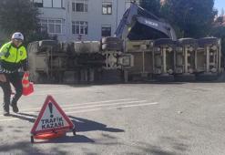 Beşiktaş'ta yükünü boşaltan hafriyat kamyonu devrildi; kaza kamerada