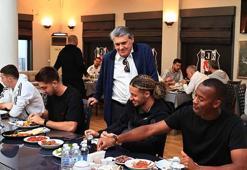 Beşiktaş Başkanı Serdal Adalı, Fenerbahçe derbisi öncesi futbolcularla buluştu