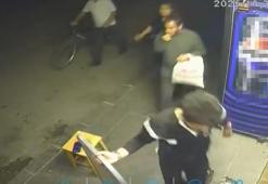 Kaldırımda çekirdek çitleyerek yürürken taburedeki cep telefonunu çaldı