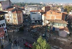 Balıkesir Sındırgı'da depremin ardından ağır hasarlı binalarda yıkım sürüyor