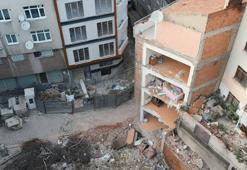 Zeytinburnu'nda 4 katlı bina yıkıldı; bitişikteki apartman duvarsız kaldı