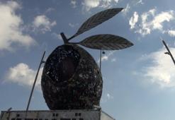Altınözü'ne, atıklardan 8 metre yüksekliğinde, 5 ton ağırlığında 'zeytin tanesi' heykeli yaptı