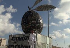 Altınözü'ne, atıklardan 8 metre yüksekliğinde, 5 ton ağırlığında 'zeytin tanesi' heykeli yaptı