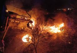 Otoyolda alkollü içecek yüklü TIR yandı