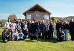 Güller ve Günahlar setinden neşeli kare