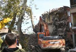 Sındırgı'da depremden sonra 9 ağır hasarlı bina kontrollü şekilde yıkıldı