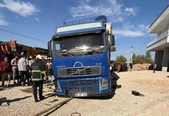 Lastiğini değiştirdiği TIR'ın altında kalan şoför ağır yaralandı