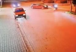 Otomobille çarpışan motosikletin sürücüsünün yaralandığı kaza kamerada
