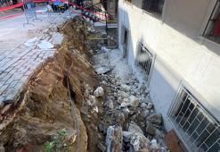 Avcılar'da istinat duvarı çöktü