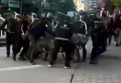 Seyyar satıcının, arabasını zabıtaya vermemek için direndiği anlar kamerada