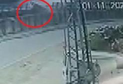 Hafif ticari aracın sulama kanalına düştüğü kaza kamerada