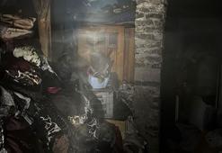 Apartman dairesinde çıkan yangını itfaiye söndürdü