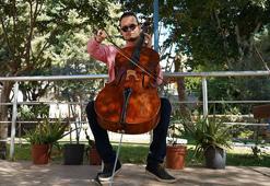 Görme engelli müzik öğretmeninden hastalara ‘ritim ve şarkılı terapi’