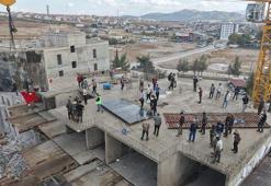 Rezerv alanında son katın kalıbı tamamlandı; işçiler davul ve zurnayla kutlama yaptı