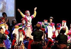 Üniversiteliler, türküler eşliğinde bar oyunlarını sahneledi