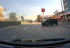 El freni çekilmeyen minibüs, hareket edip, yola indi; o anlar kamerada