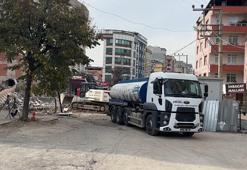 Gebze’de yıkılan binanın enkazını kaldırma çalışmaları sürüyor