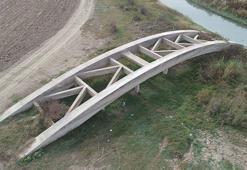 Seyhan Baraj Gölü’nde sular çekilince eski köprü gün yüzüne çıktı